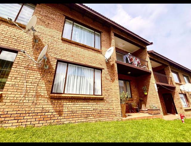 2 BEDROOM TOWNHOUSE FOR SALE IN MEREDALE